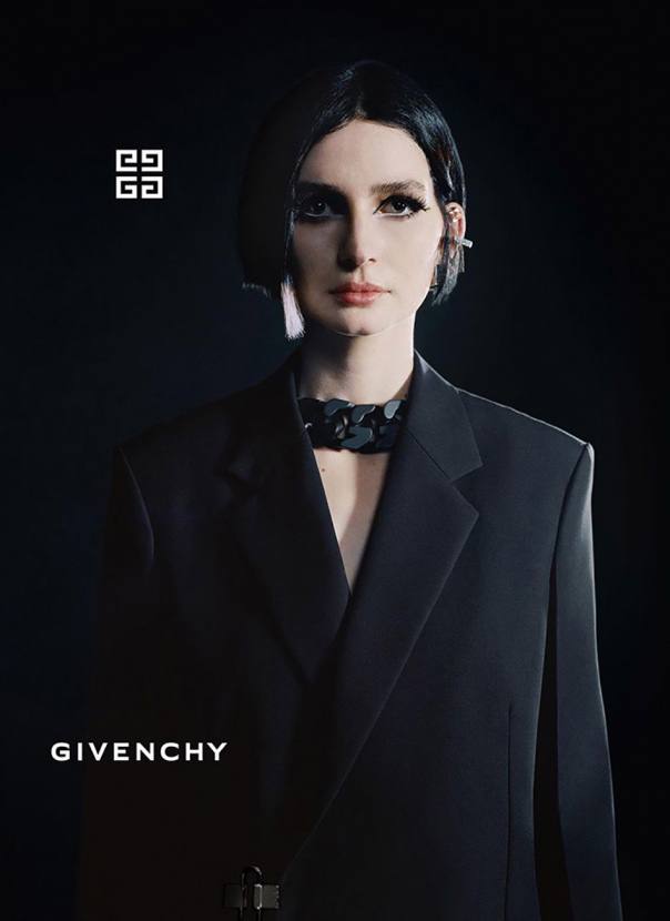 В кампeйне Givenchy снялaсь дочь погибшeго актeра Пола Уокера. 
 
Givenchy...