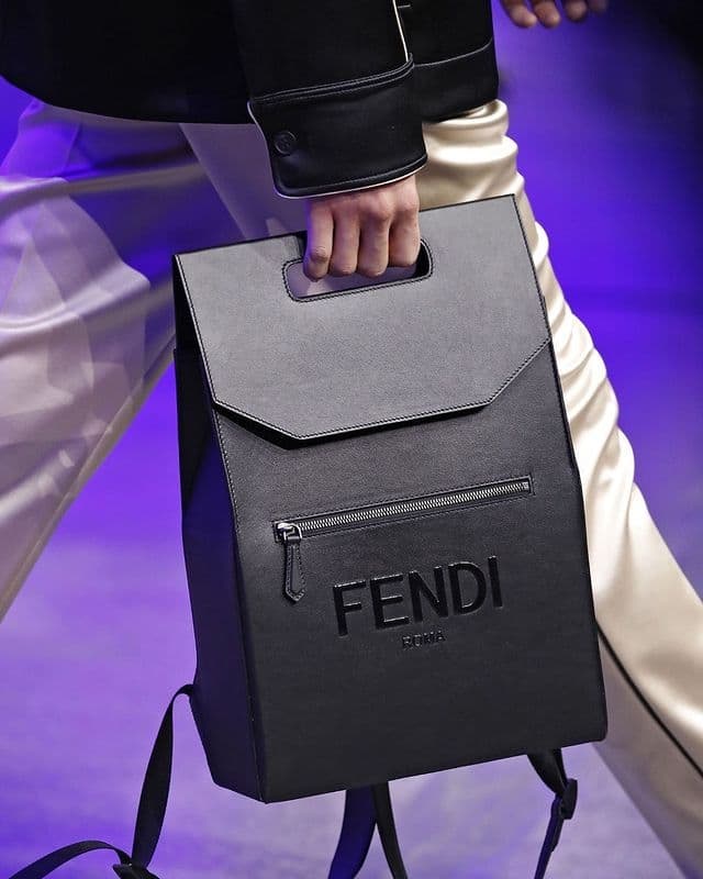 Самая крутая сумень с последнего показала Fendi