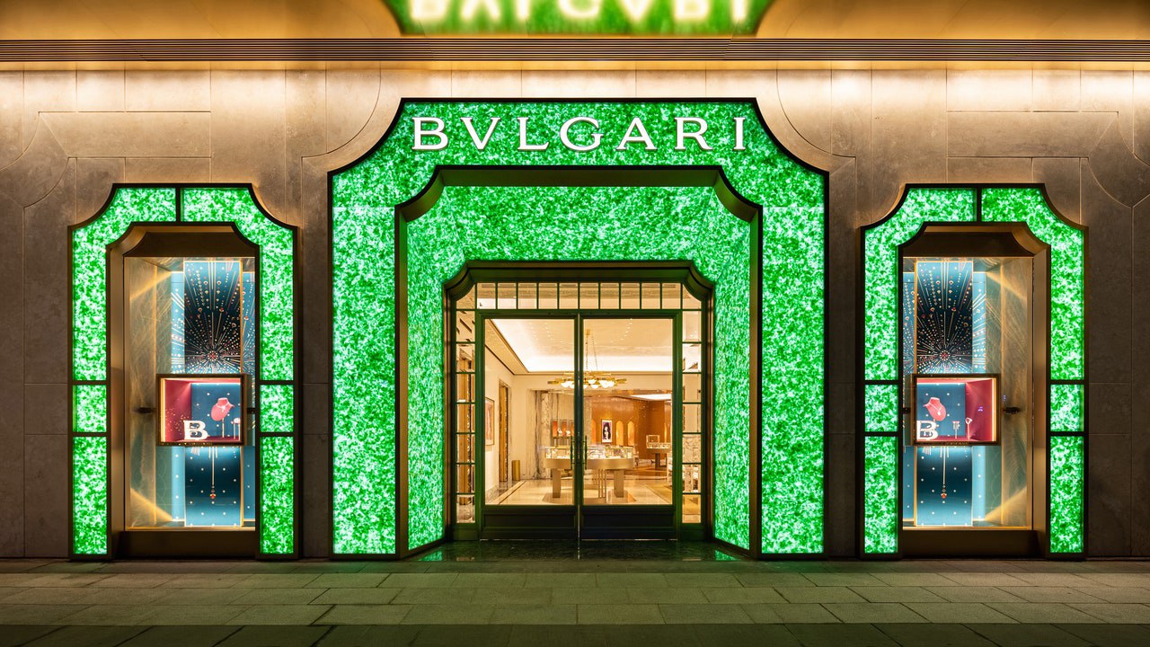 Bvlgari украсили фасад нового магазина бутылками из-под...