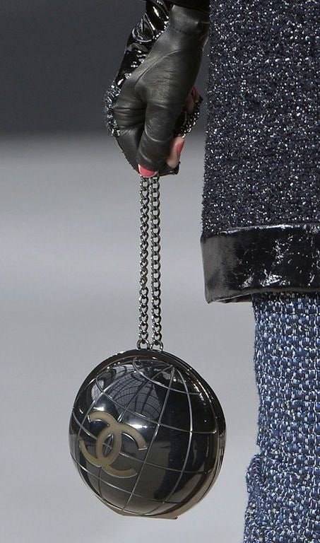 Chanel Globe Bag, Fall 2013. Карл Лагерфельд решил подарить девушкам не просто...