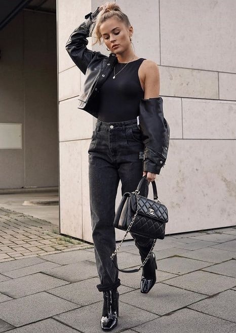 Стильные образы для любительниц черного цвета

Первый total black look включает...