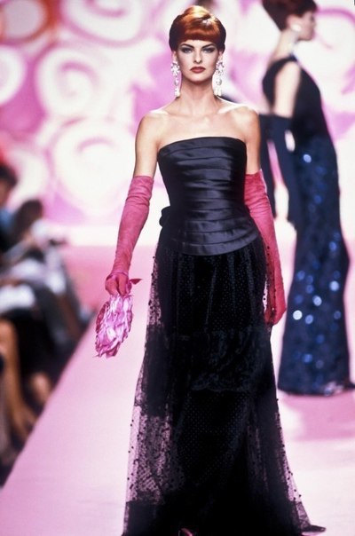 Линда Евангелиста на показе осенней коллекции Valentino Couture 1991.