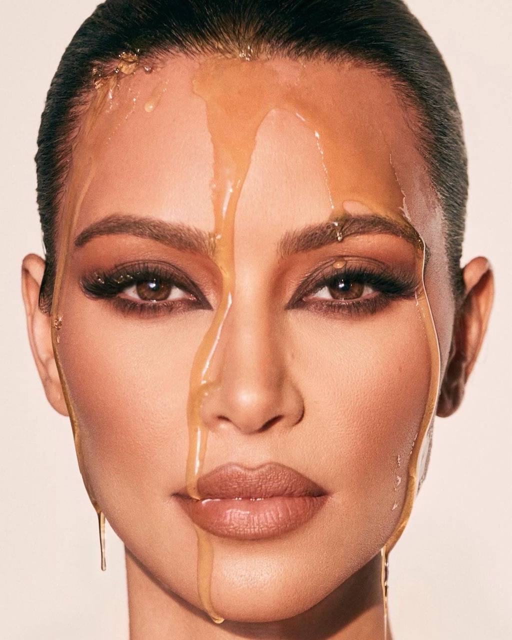 Ким для рекламы новых палеток теней своего косметического бренда KKW Beauty