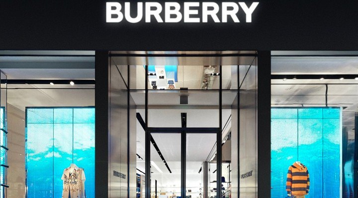 Burberry создал виртуальную копию токийского магазина

Люксовый бренд совместно...