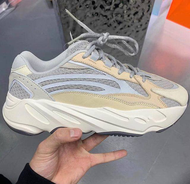 Yeezy 700 V2 Cream должны поступить в продажу в марте этого года, стоить пара...