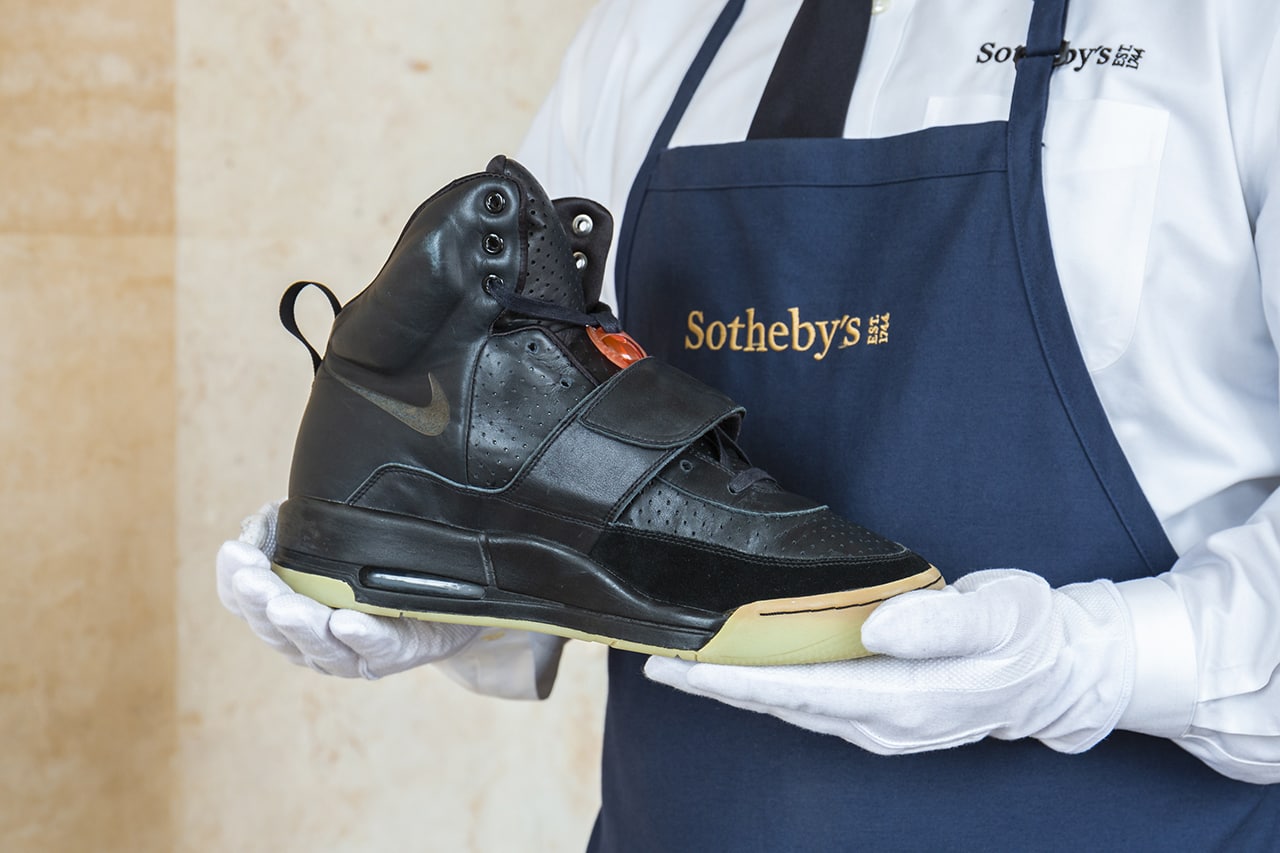 Sotheby выставит на аукцион семпл Nike Air Yeezy, в которых Канье выступал на...