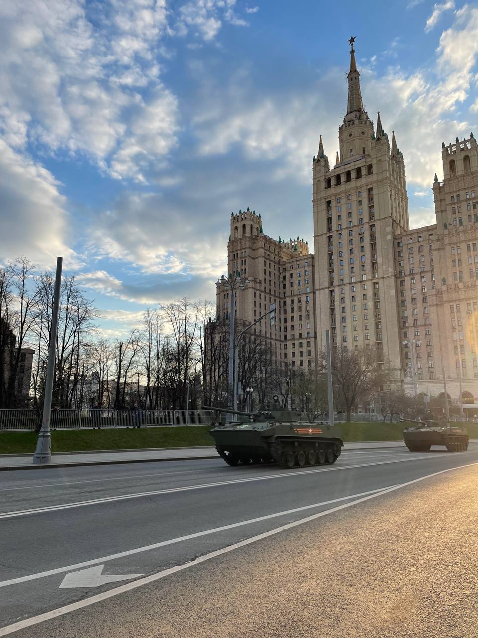 Уже час не могу попасть на педикюр. Потому что в городе танки, девочки. 29...