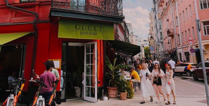 Роспотребнадзор опечатал кафе Gucci в Москве из-за нарушения мер профилактики...