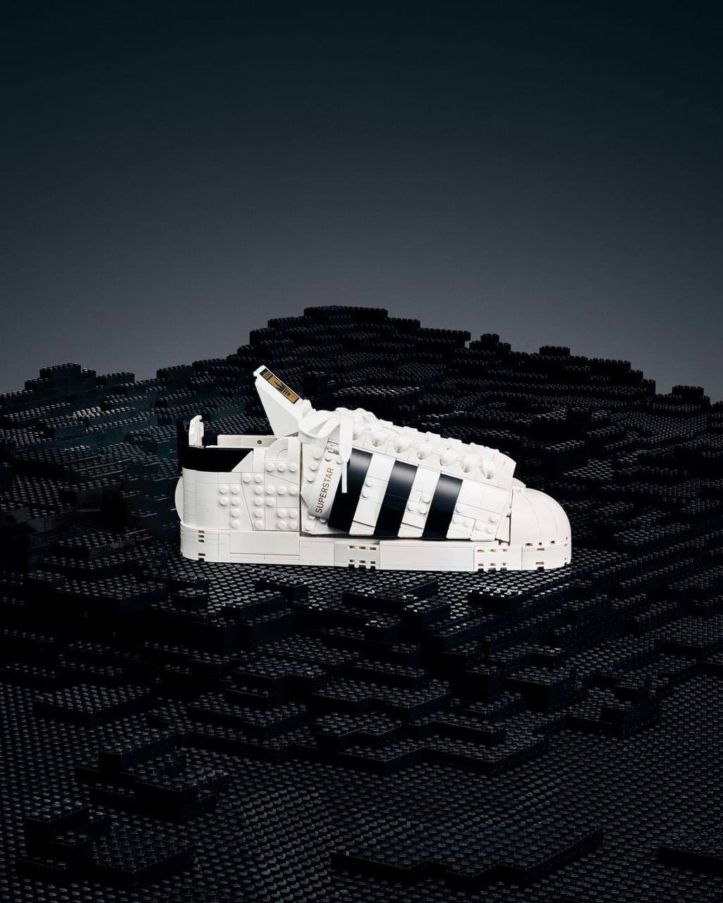 С 1-го июля в России можно купить LEGO x Adidas Superstar. Конструктор в виде...